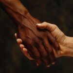 About des mains de differentes couleurs de peau et d ethnies se reunissant en signe de diversite