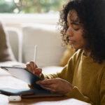 About femme utilisant la technologie des tablettes numeriques