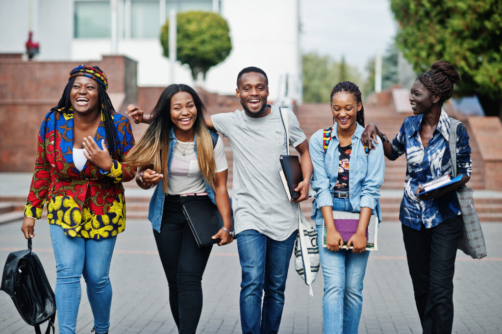 Activités group of five african college students spending time together on