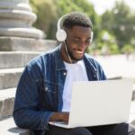 Accueil homme affaires travailler ordinateur portable
