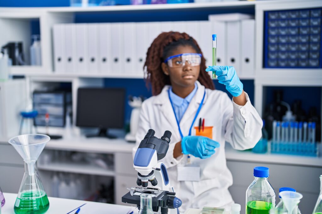 Activités african american woman scientist holding test tube at laboratory